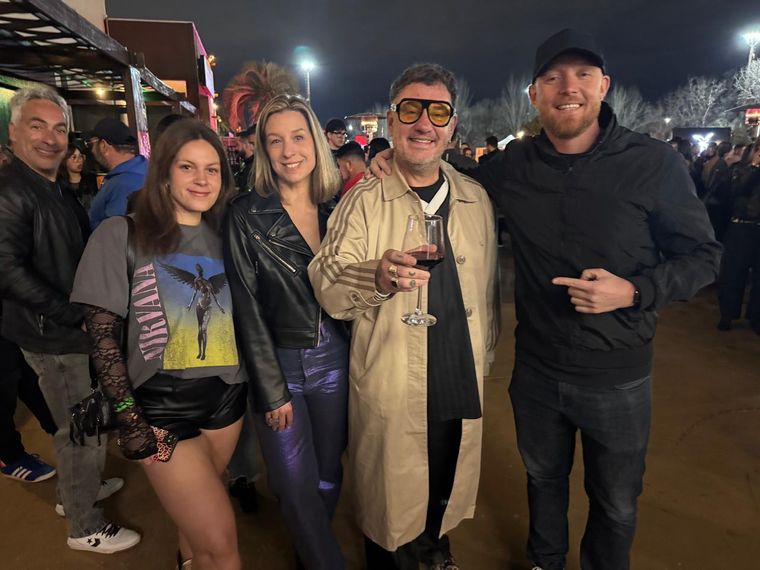 El intendente de Luján de Cuyo Esteban Allasino se encontró con José Bahamonde y amigas. El intendente de Luján de Cuyo Esteban Allasino se encontró con José Bahamonde y amigas.