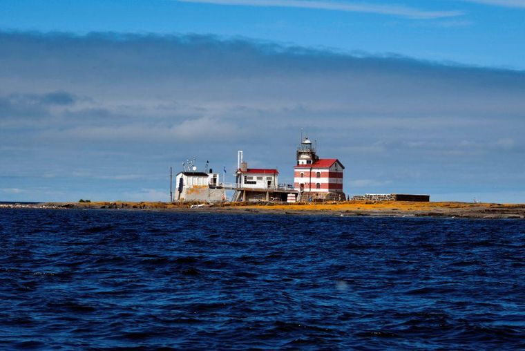 La pequeña isla tiene un faro y varias marcas en el terreno indicando por dónde está la singular frontera.