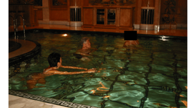 Una de las imágenes parece mostrar a Bill Clinton en la piscina con dos mujeres. El expresidente negó tener nada que ver con los crímenes de Epstein. Una de las imágenes parece mostrar a Bill Clinton en la piscina con dos mujeres. El expresidente negó tener nada que ver con los crímenes de Epstein.