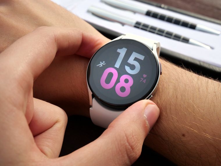 El sistema de Samsung avisa al usuario del smartwatch cinco minutos antes de un posible desmayo para evitar accidentes por caídas.