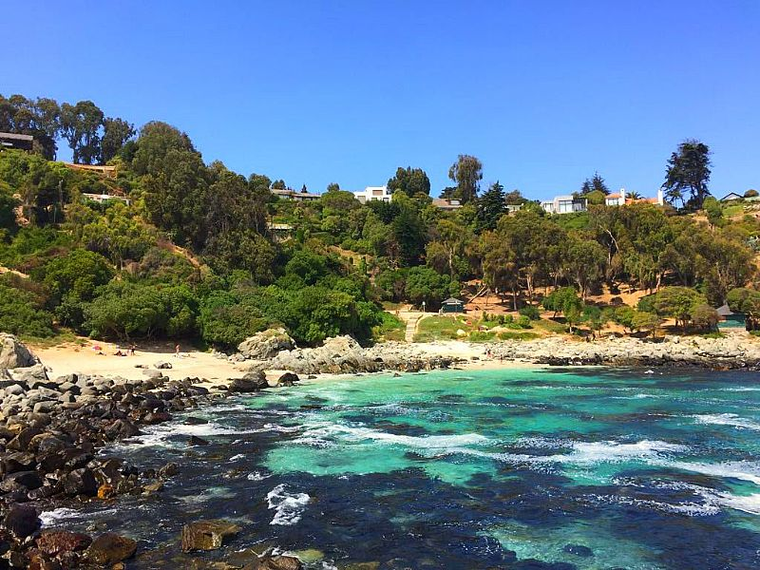 Para los amantes de las caminatas por las playas, se puede ir de Cachagua a Zapallar y viceversa. Para los amantes de las caminatas por las playas, se puede ir de Cachagua a Zapallar y viceversa.