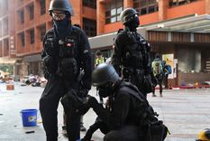 Fuerzas de seguridad junto a la Universidad Politécnica de Hong Kong, el 28 de noviembre de 2019. Fuerzas de seguridad junto a la Universidad Politécnica de Hong Kong, el 28 de noviembre de 2019.