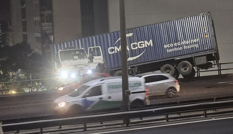 El vehículo impactó violentamente contra un guardarraíl lateral, dejando parte de su contenedor suspendido en el aire Foto: X (twitter) Diego Molina