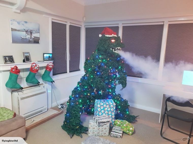 El árbol tiene forma de Godzilla y tira humo por la boca.