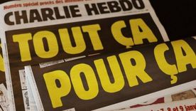 Todo eso por esto, se lee en la portada de la nueva edición de la revista, que vuelve republicar una decena de caricaturas de Mahoma. Foto: GETTY IMAGES