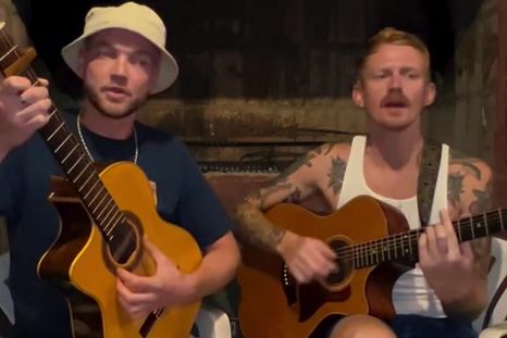 Dos influencers y un video viral en el que interpretan en inglés y frances una zamba. Dos influencers y un video viral en el que interpretan en inglés y frances una zamba.