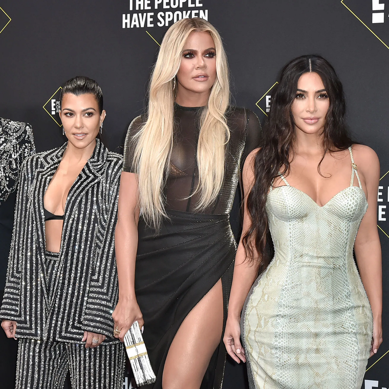 Kim Kardashian lanzó fuertes críticas a sus hermanas y luego se mostró arrepentida Kourtney, Khloé y Kim Kardashian Foto: Glamour
