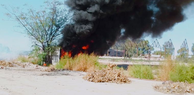 Incendio El fuego producía un invasivo humo negro a causa de la quema de neumáticos.