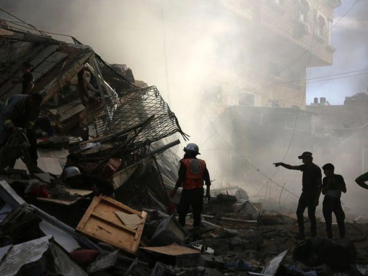 Israel lanzó una ola de ataques aéreos contra Gaza tras la incursión de militantes palestinos en su territorio Foto: Getty(BBC)