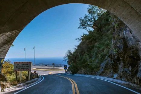 En la ruta Provincial 28, los volcanes antiguos se mezclan con espinillos y palmas caranday, marca registrada del territorio. En la ruta Provincial 28, los volcanes antiguos se mezclan con espinillos y palmas caranday, marca registrada del territorio.