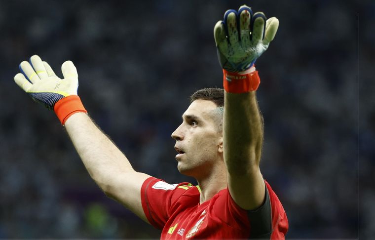 El Dibu decidió sumar un nuevo integrante a su familia. Foto: EFE