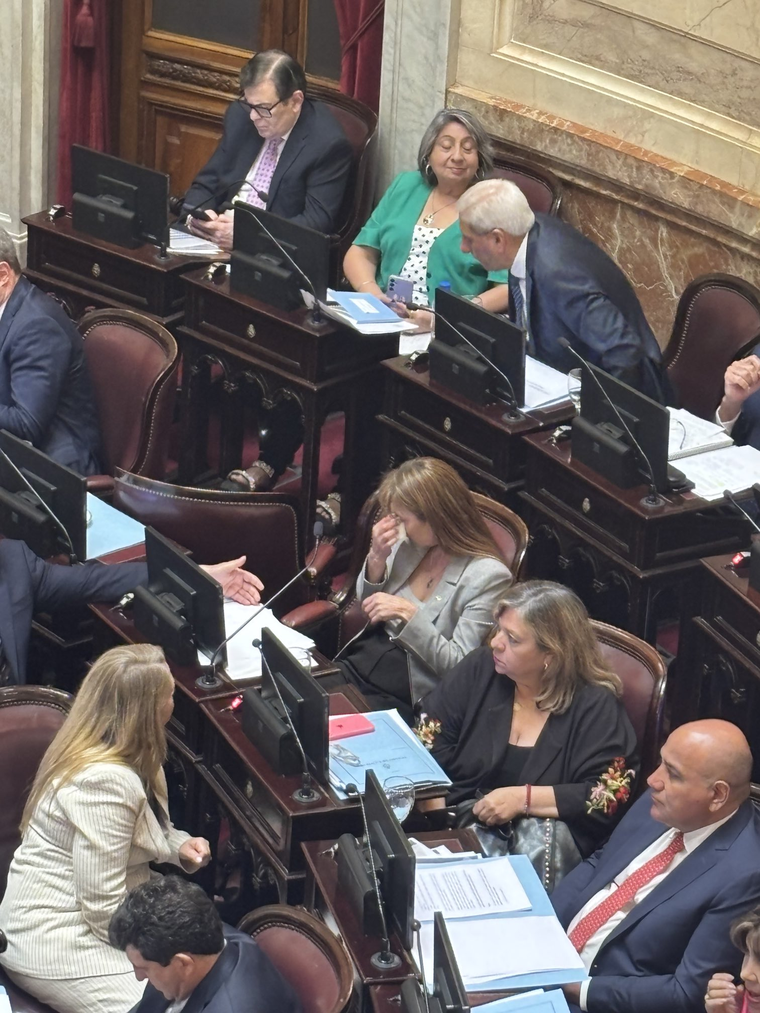 La senadora Cristina López conteniendo las lágrimas tras finalizar su cuestión de privilegio en el Senado. La senadora Cristina López conteniendo las lágrimas tras finalizar su cuestión de privilegio en el Senado.