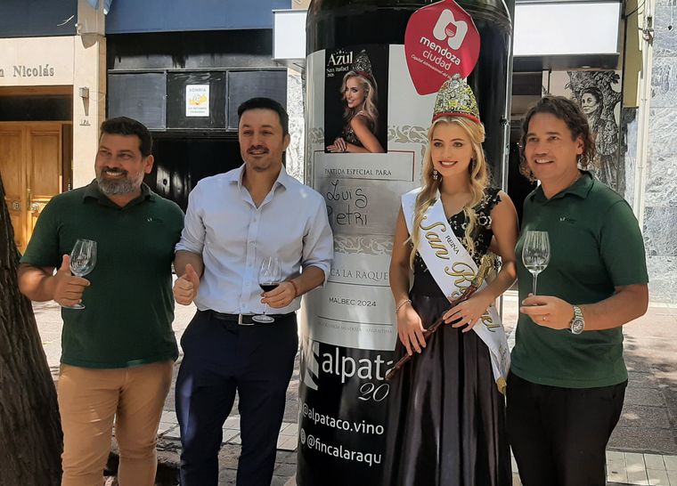 Luis Petri junto a Azul Antolinez, reina departamental de San Rafael, y el staff de Alpataco. Luis Petri junto a Azul Antolinez, reina departamental de San Rafael, y el staff de Alpataco.
