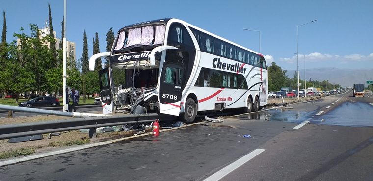 Así quedó el micro tras el choque.