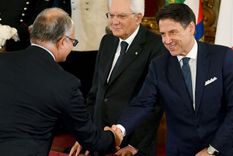 Giuseppe Conte -a la derecha en la foto, acompañado por el presidente de la república italiana, Sergio Mattarella- asumió en 2019 el cargo de primer ministro por segunda vez en 2 años.