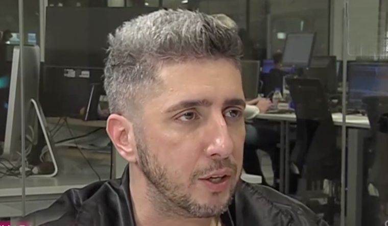 Jey Mammón pierde la compostura cuando le preguntan por el presunto abuso sexual en contra de Lucas Benvenuto. Foto: Captura TV