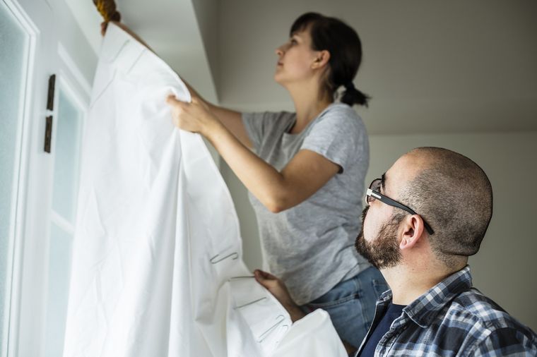 Limpia tus cortinas con vinagre y agua y déjalas relucientes. Foto: Shutterstock