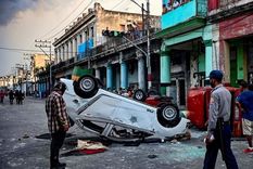 Algunos manifestantes voltearon autos de la policía, según imágenes de las protestas en La Habana. Foto: GETTY IMAGES