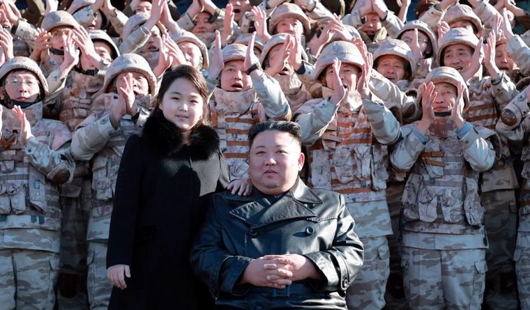 Kim Jong un y su presunta segunda hija, Ju-ae, junto a tropas de su país. Foto: Efe.