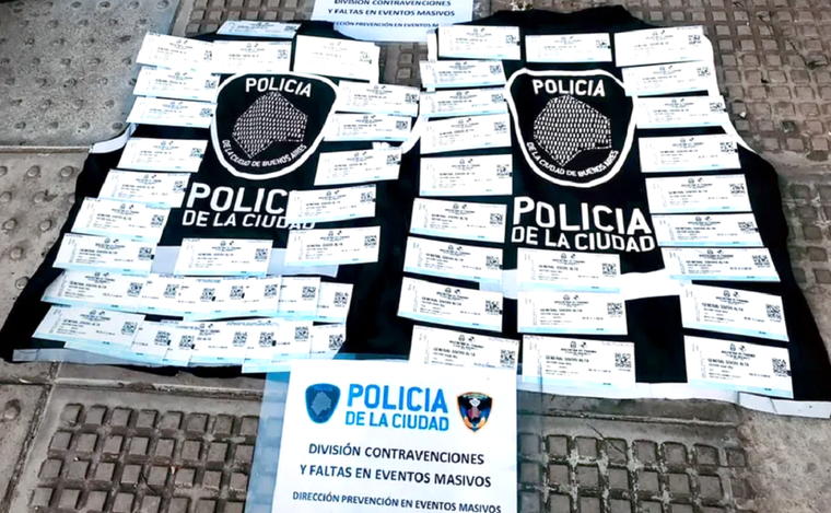 La Policía detuvo a un grupo de personas que intentaba revender entradas falsificadas. Foto: Policía de la Ciudad