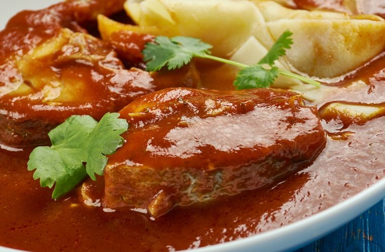 Bistec con papas en salsa roja Una receta para hacer en pocos minutos Foto: Shutterstock