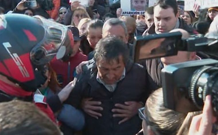 El padre de Loan se descompensó en medio de la marcha. Foto: X