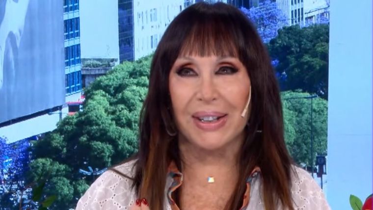 Moria Casán conduce La mañana con Moria por Eltrece.