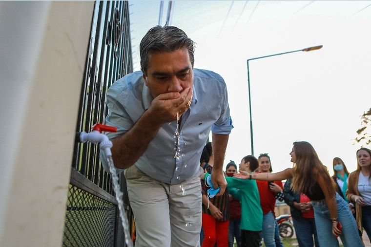 Jorge Capitanich toma agua de un surtidor en Charata. Foto: Twitter Jorge Capitanich