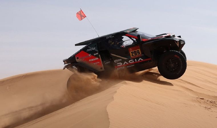 Nasser al-Attiyah celebra su sexto título en el Dakar.