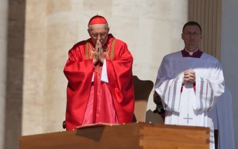 El cardenal Re despidió al papa Francisco: “Recorrió el camino de la entrega”. Foto: Noticias Argentinas