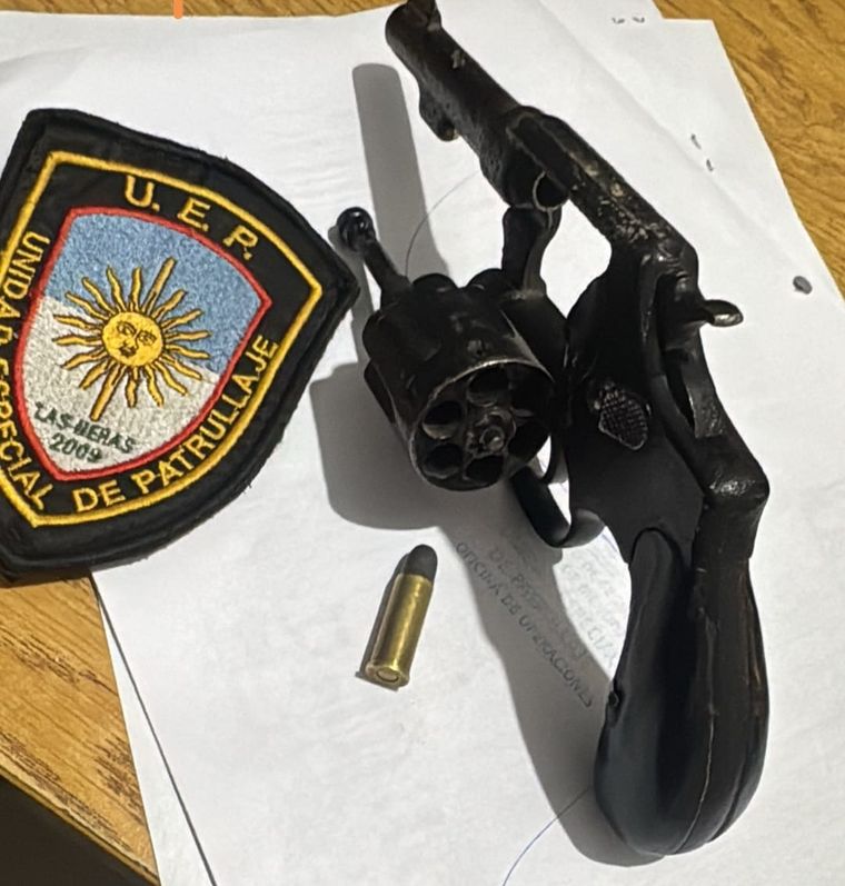 El revólver calibre 32 incautado en Las Heras. El revólver calibre 32 incautado en Las Heras.