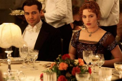 Una escena de la películo Titanic, que mostró cómo vestían en la éóca. Foto: Shutterstock