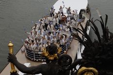 Las delegaciones desfilaron por las aguas del Sena Foto: EFE Las delegaciones desfilaron por las aguas del Sena Foto: EFE