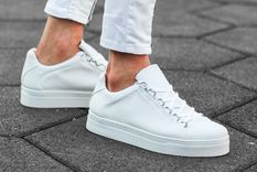 Tener tus zapatillas blanca siempre impecables, es posible. Foto: Martin Valen