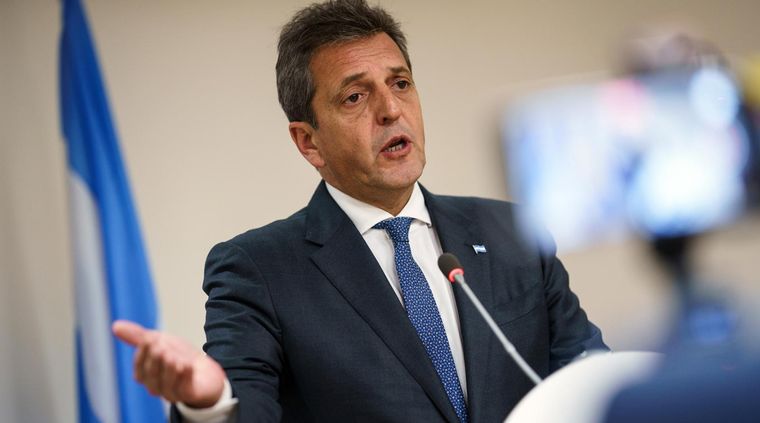 Funcionarios y referentes oficialistas respaldaron las medidas de Sergio Massa Foto: EFE