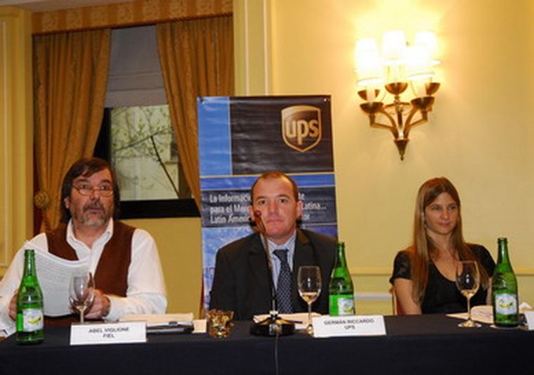 Abel Viglione, economista de FIEL, Germán Riccardo, Director de UPS Argentina, y Constanza Cilley, Directora de UPS  para TNS Gallup. Foto: MDZ
