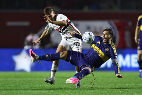 El capitán de Boca Leandro Paredes disputa el balón con Gustavo Santana, mediocampista de San Pablo.&nbsp;
