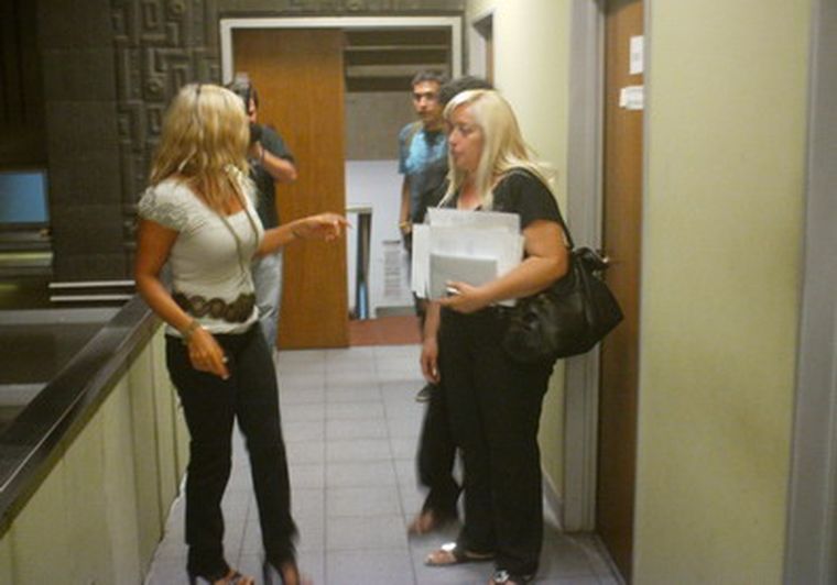 Sandra, la madre de Roberto, dialogando con la fiscal Ríos. Foto: MDZ