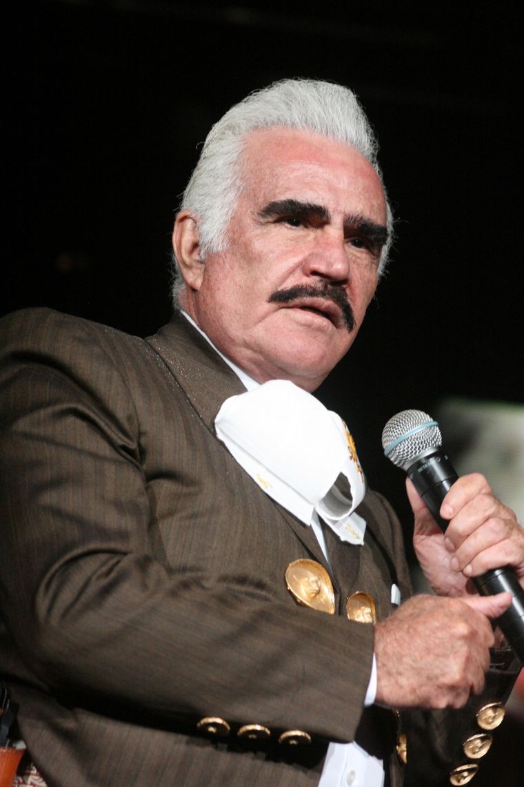 Vicente Fernández nació el 17 de febrero de 1940 en Huentitán El Alto, Guadalajara, México.
