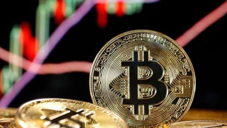 El nuevo récord representa otro momento dramático en la turbulenta historia de la divisa Foto: BBC