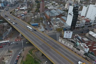 MDZol | En la intersección de Av. Córdoba y Juan B Justo, Ciudad Autónoma de Buenos Aires, existía un puente que cruzaba a la Av. Juan B Justo por sobre Córdoba y las vías del tren. Foto: Gentileza