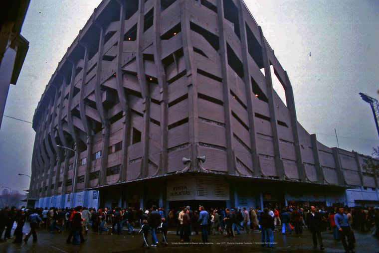 El estadio de Boca Juniors en 1977 retratado por Tomikoshi se volvió viral entre los hinchas de Boca. El estadio de Boca Juniors en 1977 retratado por Tomikoshi se volvió viral entre los hinchas de Boca.