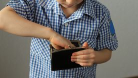 cuando el niño siente que su hogar no se derrumba ante sus errores, su cerebro empieza a aprender que puede confiar en el vínculo. cuando el niño siente que su hogar no se derrumba ante sus errores, su cerebro empieza a aprender que puede confiar en el vínculo.