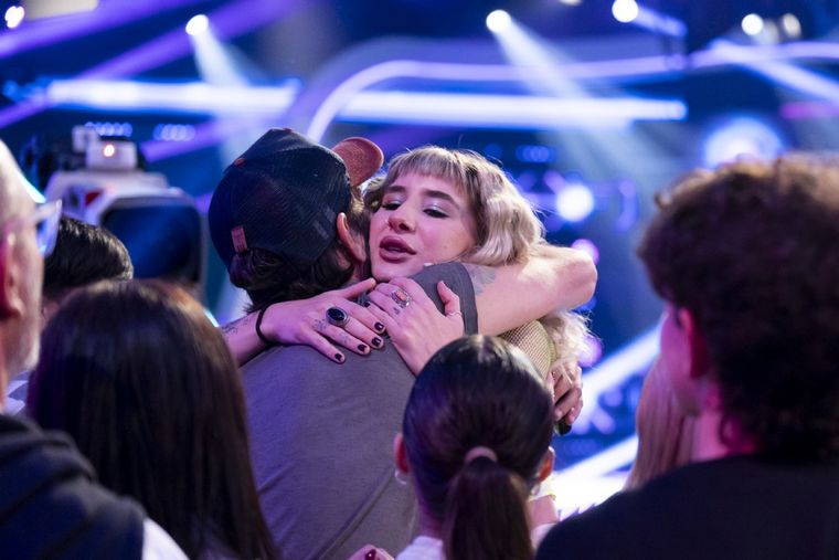 El abrazo de Paloma con uno de sus familiares antes de ingresar a la casa. Foto: Gentileza Prensa Telefe