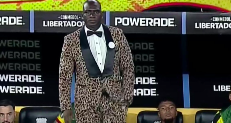 Castillo y una vestimenta que no sorprende. Foto: Captura