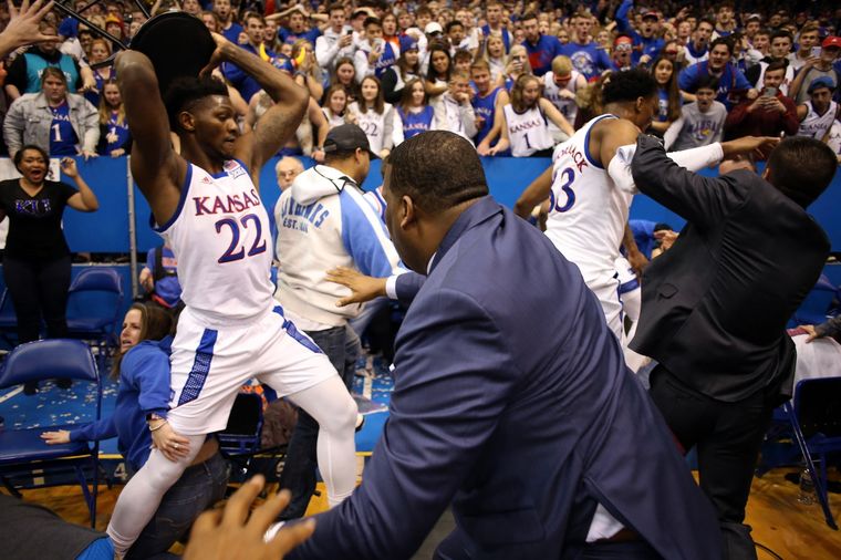Silvio De Sousa, a punto de arrojar un banco. publicada en New York Times Foto: publicada en New York Times