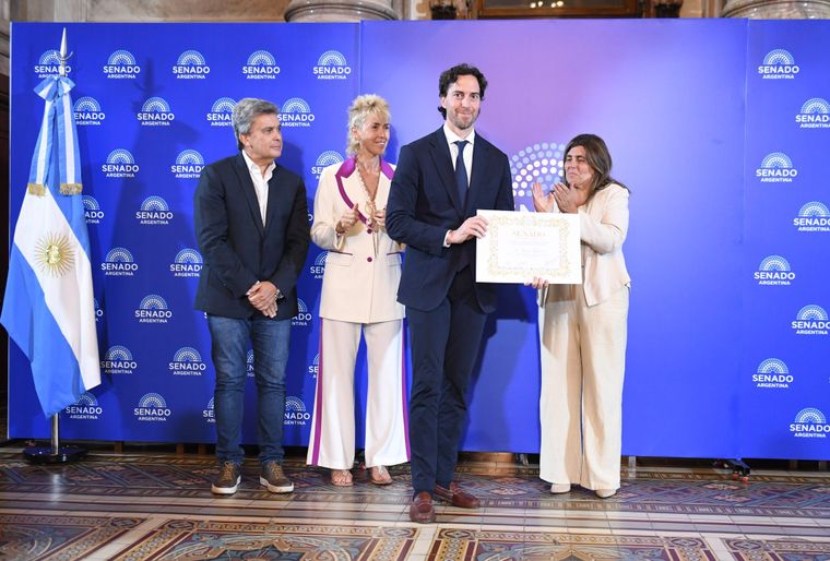 Roger Zaldivar recibiendo la mención del Senado.&nbsp;