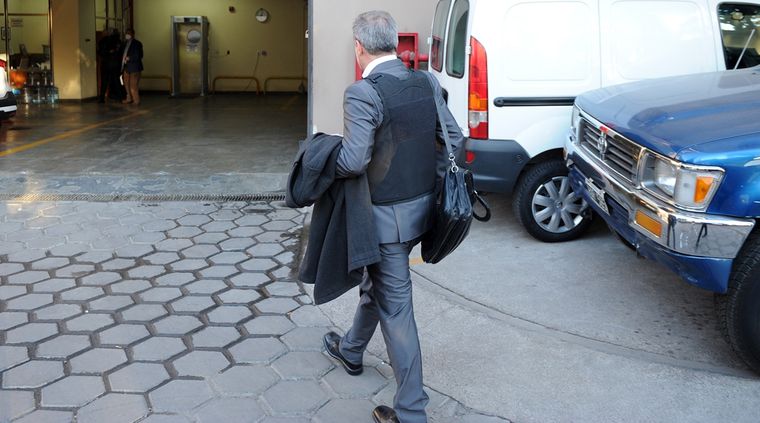 El fiscal Dante Vega, con chaleco antibalas. El fiscal Dante Vega, con chaleco antibalas.