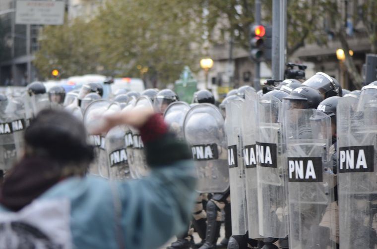 Este miércoles, los jubilados volvieron a reunirse a las afueras del Congreso Foto: Juan Mateo Aberastain/MDZ