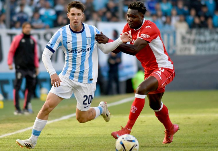 Baltasar Rodríguez y Jordy Caicedo disputan el balón en el Cilindro de Avellaneda.&nbsp;